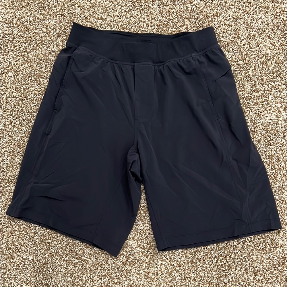 Mens Lulu Lemon athletic shorts. Large. Black.